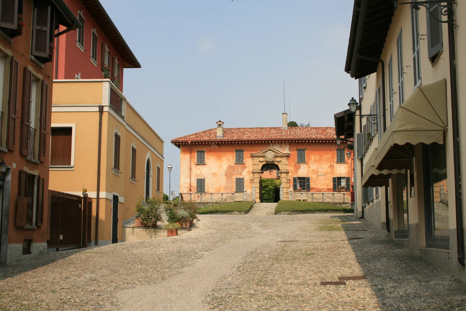 Case e strada nel nucleo abitato di Montevecchia